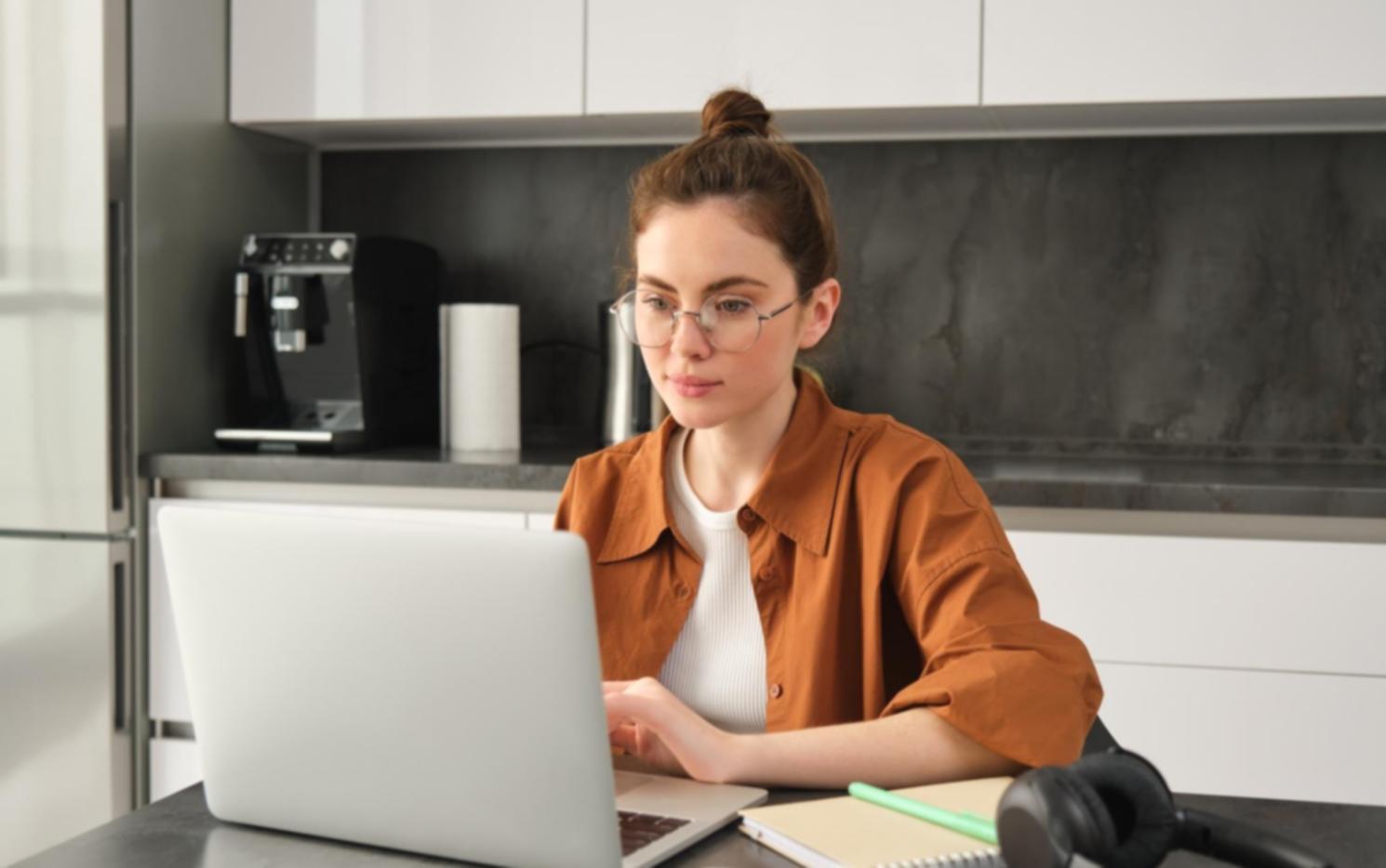 Équipe travaillant sur un projet d'évaluation en groupe