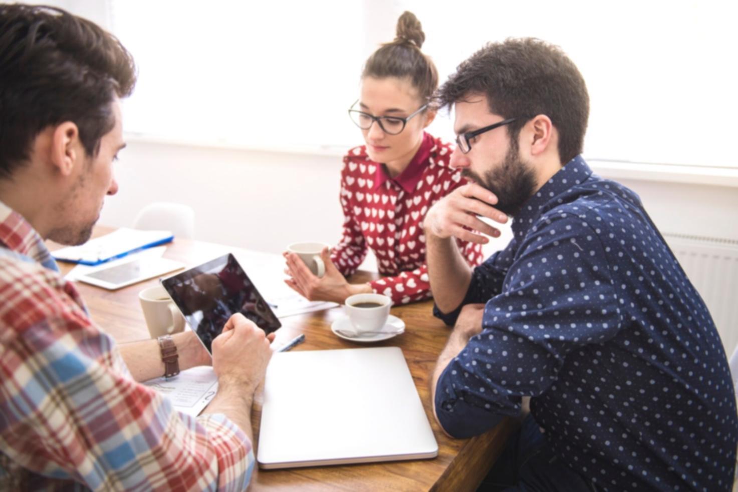 Graphiques financiers et analyses de marché sur écran d'ordinateur